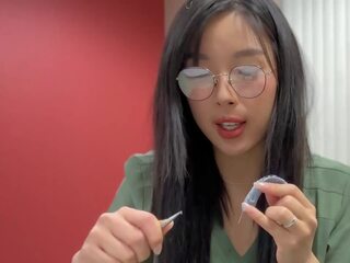 جذاب الآسيوية طبي طالب في نظارات و طبيعي كس الملاعين لها مدرس و يحصل على creampied