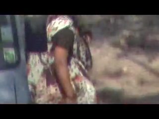 Indiane aunties duke bërë urinë jashtë i fshehur kamera mov