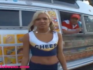Icecreampie truck sarışın pigtailed cheepleader