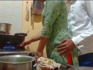 印度人 奇妙 妻子 有 性交 而 cooking 在 廚房