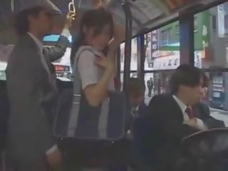 Ázsiai tini picsa tapogatás -ban busz által csoport