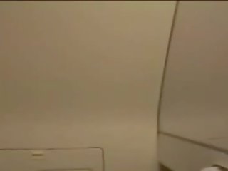 Japanilainen teini-ikäinen masturboi sisään airplane kylpyhuone