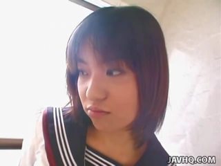 Teenaged japansk coed gir henne første cocksuck