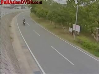 Jap joven mujer paseos juguete motorcylcle