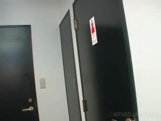Á châu thiếu niên cookie clip twat trong khi pissing trong một nhà vệ sinh