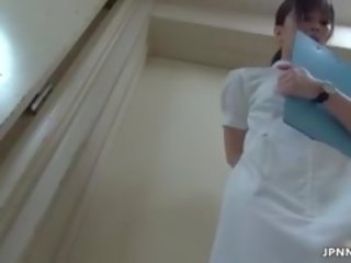 Sensuell asiatisk sykepleier går gal