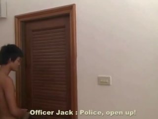 Policía oficial aspirado por asiática guaperas
