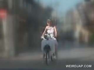 Asiatisch winzig reiten die bike mit nicht schlüpfer wird sehr feucht