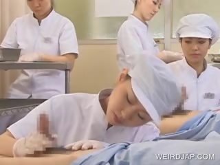 Японки медицинска сестра показно изпразване навън на похотлив убождане