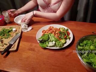 Foodporn ep.1 noodles dhe nudes- kineze vogëlushe cooks në të brendëshme dhe sucks bbc për dessert 4k 烹饪表演 e pisët film vids