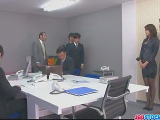 Hojo giocherellando suo fica durante un ufficio incontro