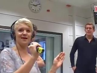 Ubrane kobiety i nadzy mężczyźni oglądanie peter wydziwianie na radio wideo