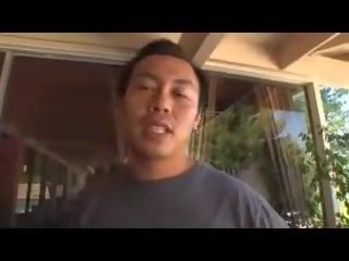 Asiatiskapojke blir svettig från den köks smutsiga video-