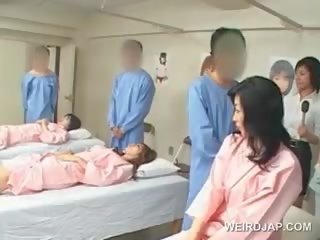 Asia rambut coklat pelajar putri pukulan berbulu tusukan di itu rumah sakit