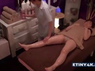 Twee ongelooflijk aziatisch meisjes bij massage studio