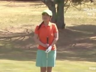 ティーン golfer 取得 彼女の ピンク 砲撃 上の ザ· green!