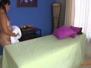 Encantador tailandesa lassie seduzido e fodido por dela massagista