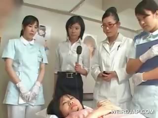 Ázsiai barna asszony fúj szőrös manhood nál nél a kórház