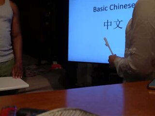 Китайски учител има порно с студент по време на частен клас (speaking китайски) мръсен клипс movs