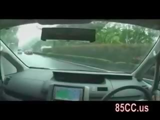 Yang tidak bersalah wanita menghisap zakar dalam kereta