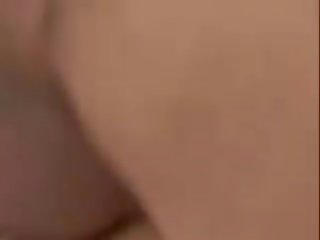 Bella ling mottar kontakt en rotete ansikts sperm på henne fjes