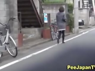 亞洲人 pisses 背後 汽車