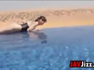 Pehmoporno 18 aasta vana jaapani armastaja sisse a bassein