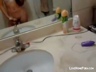 Gražu jaunas azijietiškas masturbacija į as vonia