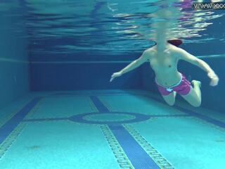 Offentlig rented svømming basseng til du juveniles med elskling dee