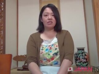 Mollig rijpere japans schatje houdt johnson indoors en buitenshuis